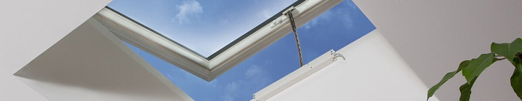 Mise en situation gamme de lanterneaux pour toitures sèches Bluetek marque Bluebac Therm Inside modèle fixe ou ouvrant pour ventilation par vérin électrique