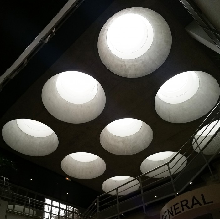 Référence Bluetek conduits de lumière et lanterneaux verre exemple lanterneaux ronds Slick Inside Hôtel de Ville St Priest