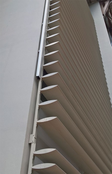 Référence brise-soleil vertical lames couchées