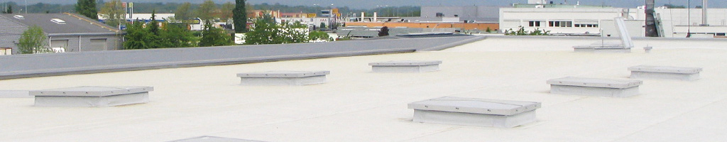 Lanterneaux Bluetek posés sur toiture avec étanchéité PVC