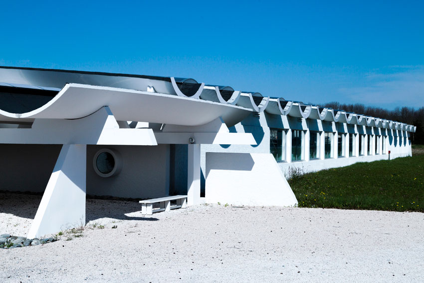 Des voûtes en polycarbonate noir et opalescent sur les ateliers Courrèges