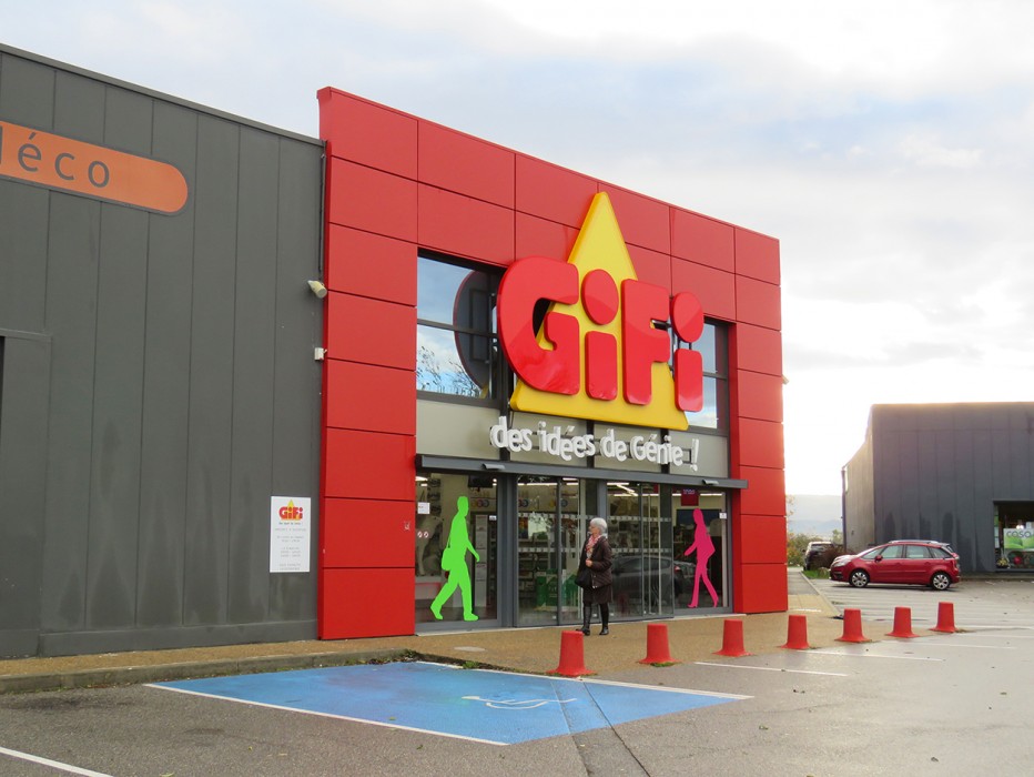 Rénovation avec écran de cantonnement et exutoires de désenfumage DENFC sur le magasin Gifi à Valence dans la Drôme