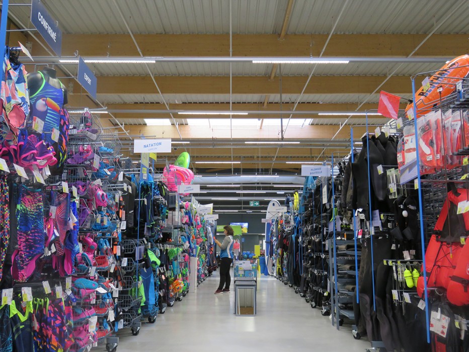 Lanterneau désenfumage Bluetek au-dessus rayonnage Decathlon