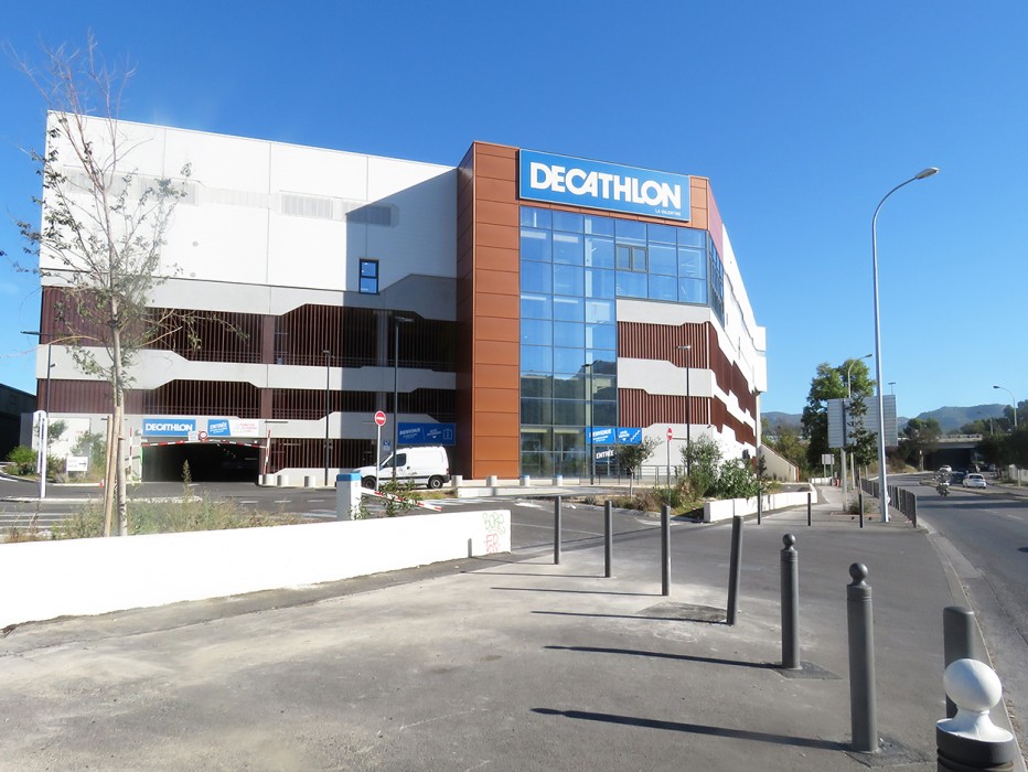 Decathlon La Valentine : lanterneaux, voûtes avec protection solaire et PCA Pearl Inside