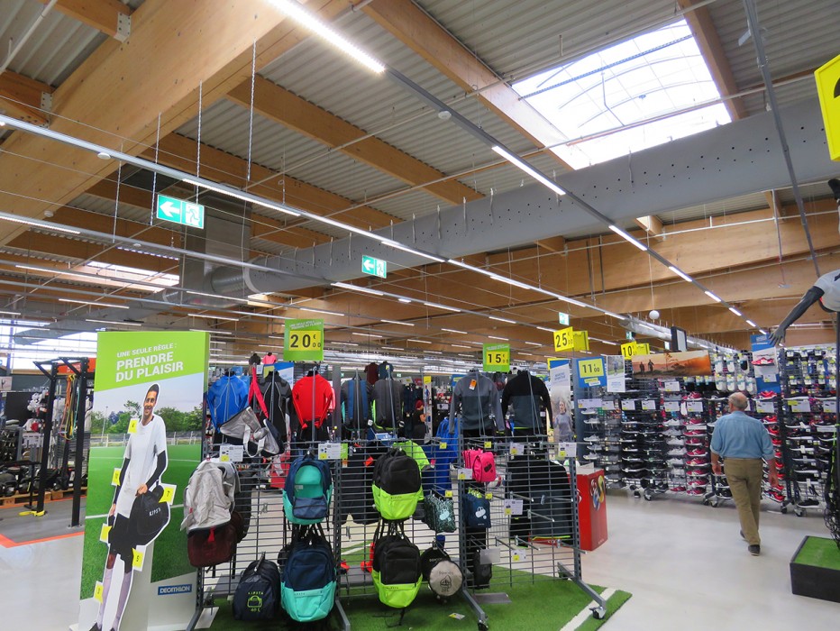 Lanterneau désenfumage au-dessus rayonnage Decathlon