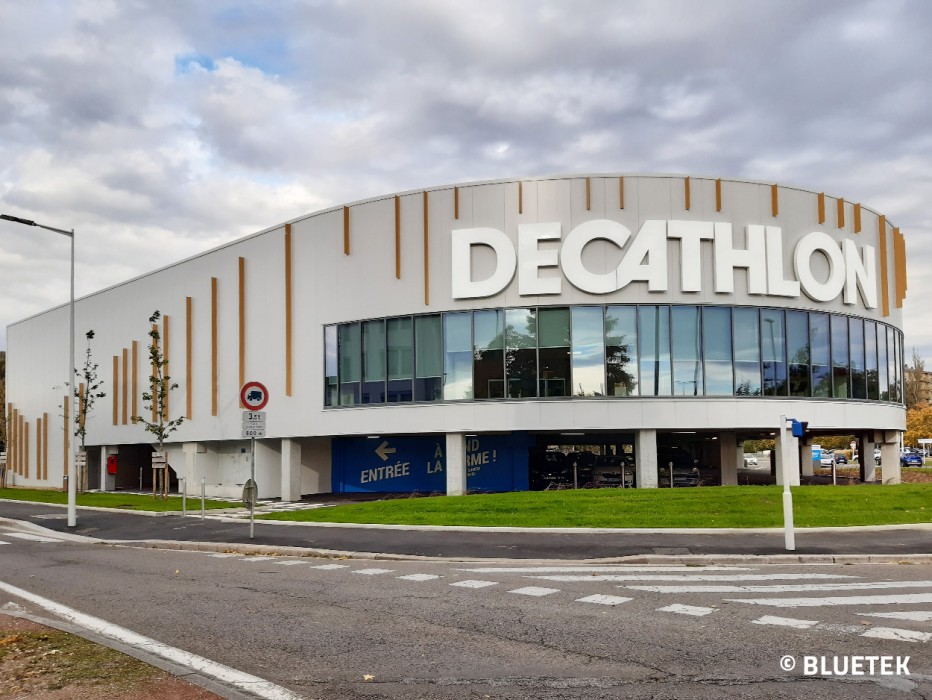 Bourg-en-Bresse : lames Harmonie en façade du nouveau magasin Decathlon