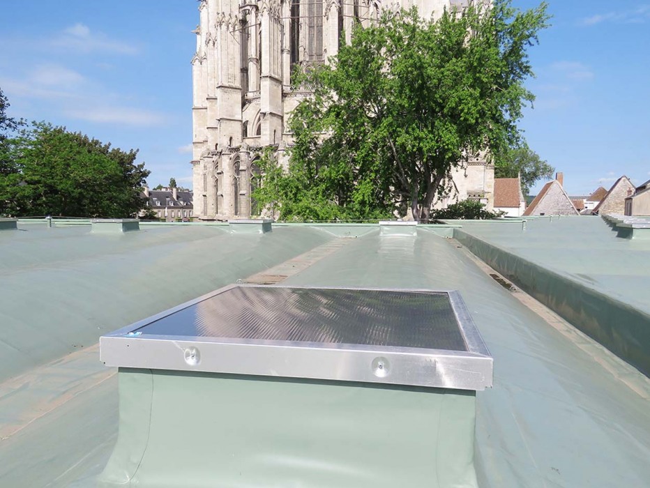 Lanterneaux Bluesteel remplissage Pearl Inside opaque en toiture du Quadrilatère à Beauvais