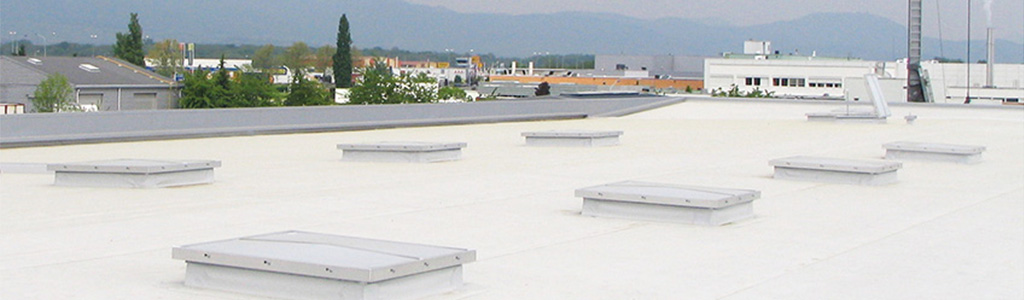 Lanterneaux Bluetek sur toiture avec étanchéité PVC