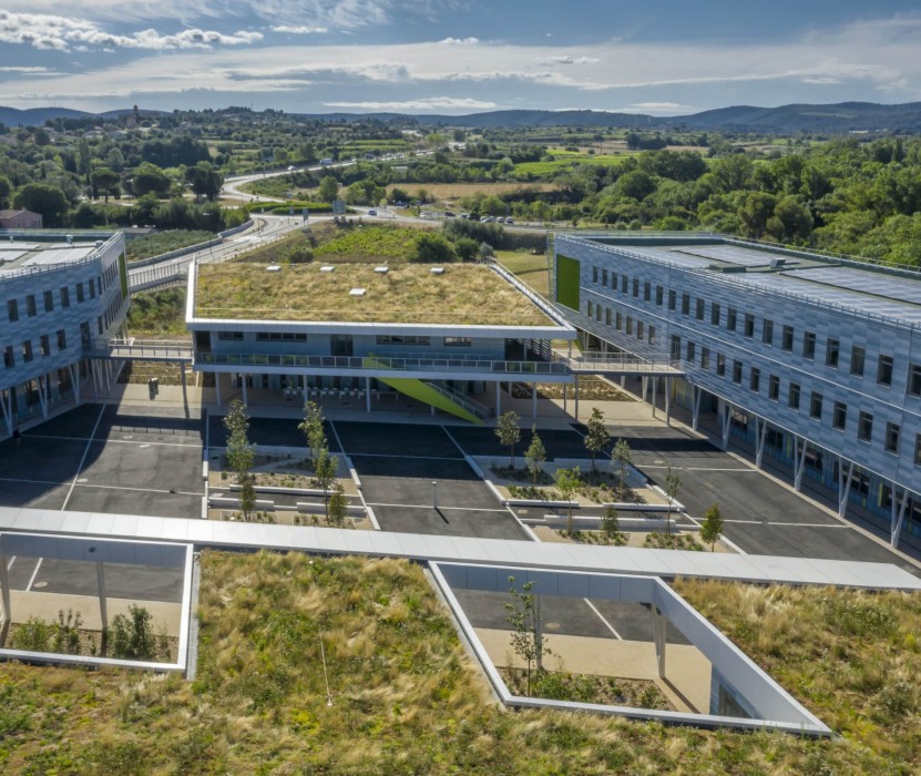 Lanterneaux Slick Inside avec stores en toiture du lycée Simone Veil