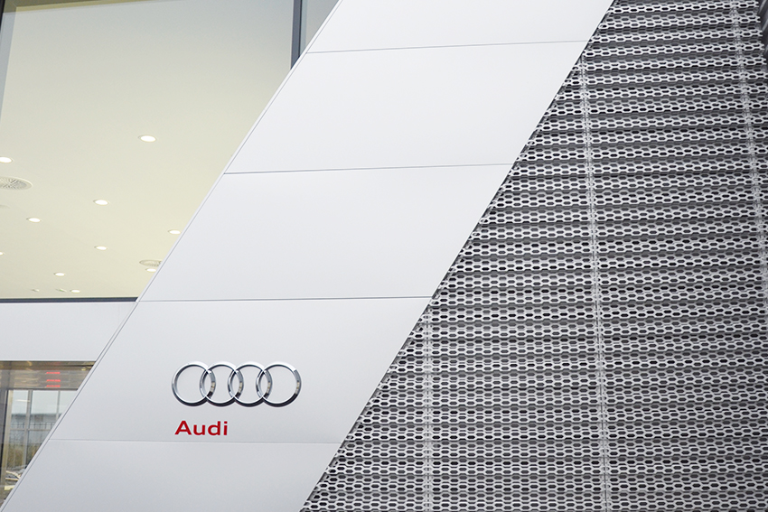 Référence façade Bluetek panneau à lames concession Audi 28 décor aluminium anodisé