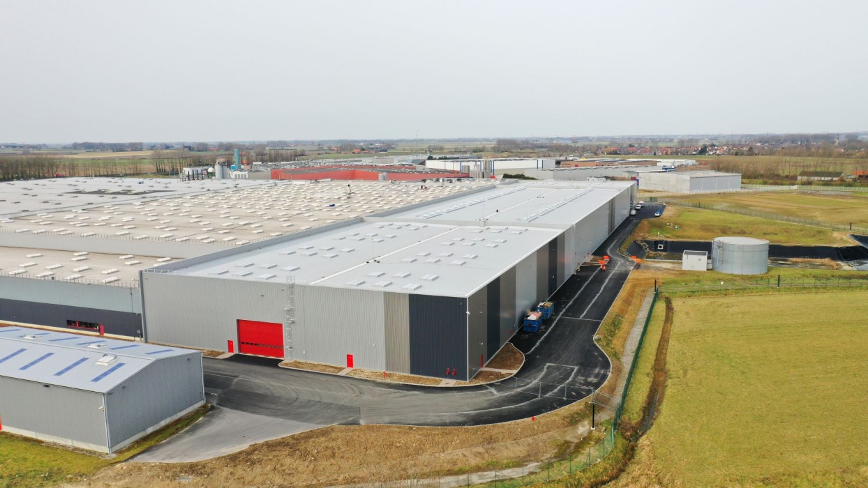 Lanterneaux Bluetek sur un nouveau bâtiment logistique pour Coca-Cola