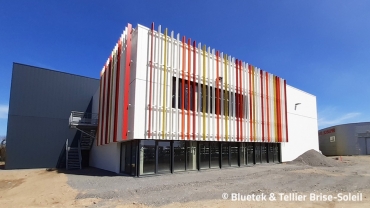 Lanterneaux Bluesteel et brise-soleils en façade d'un gymnase à Challans