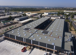 Calor Control et lanterneaux verre avec stores sur bâtiment logistique