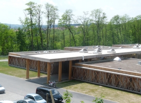 Des lanterneaux avec protections solaires sur le toit du Mas Les Floralies : une réalisation architecturale